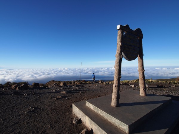 ホロンボハット（3720ｍ）の朝、雲海が広がる