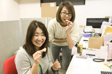 クッキーを食べる2人