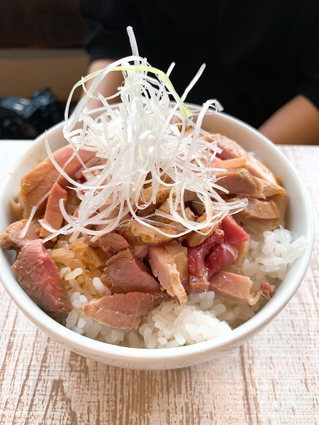 ブンブンブラウカフェ　チャーシュー丼